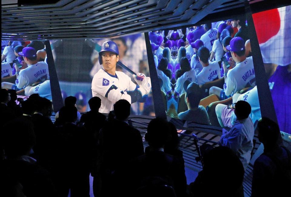 　米国館の展示に登場したドジャースの大谷翔平選手の映像