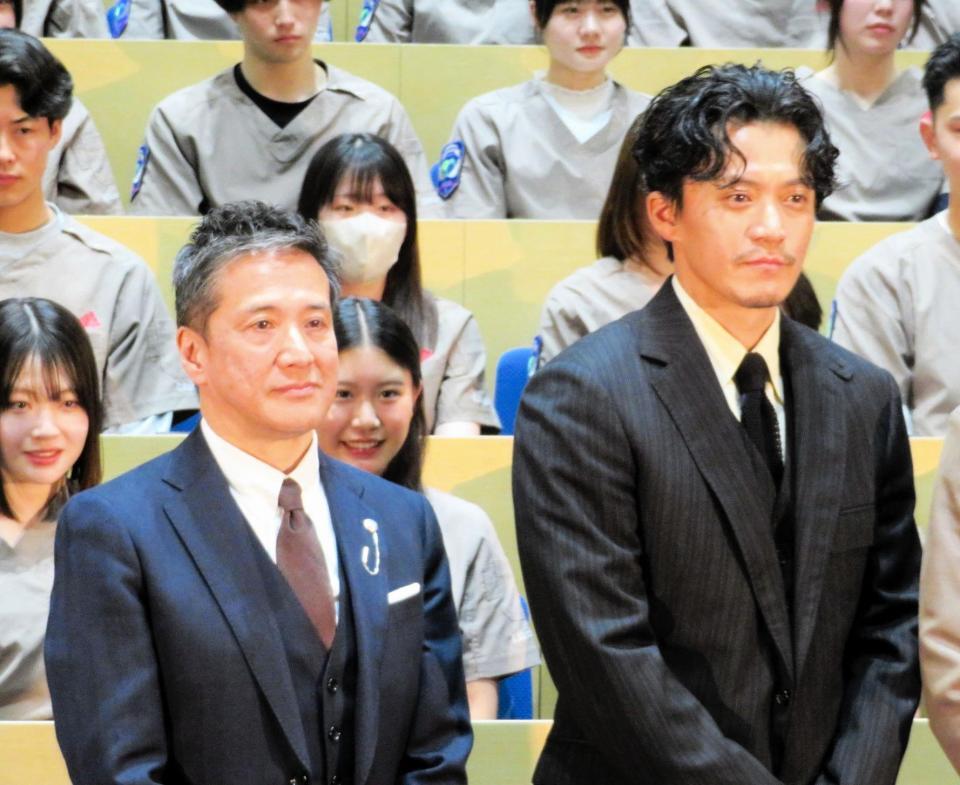 　小栗旬（右）と、小栗が映画で演じた役のモデルとなった阿南英明氏