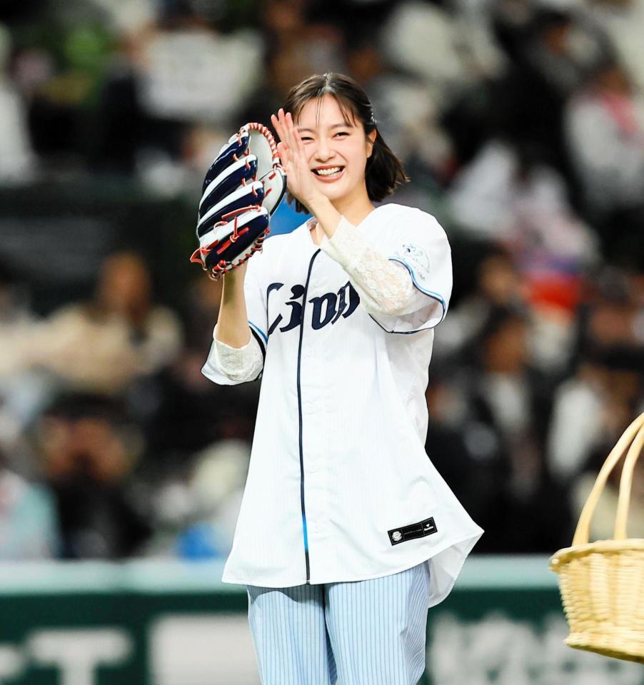 　セレモニアルピッチを務め、笑顔を見せる新川優愛