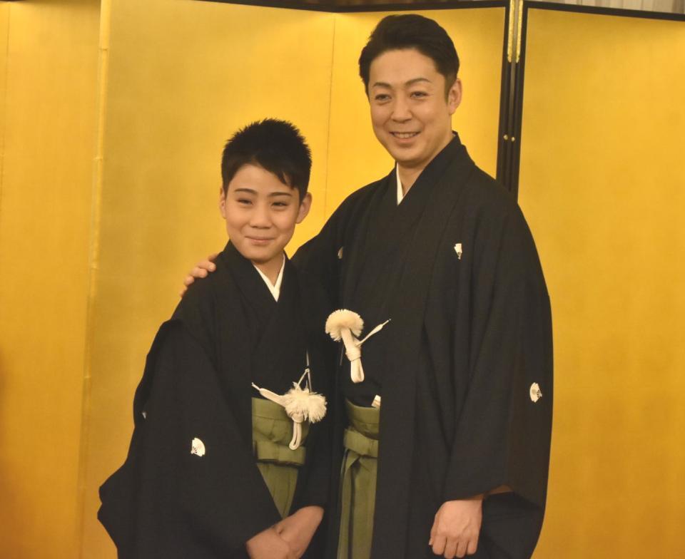 　取材会を行った尾上菊之助（右）と尾上丑之助