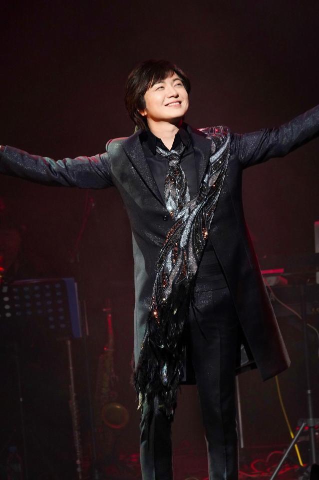 　コンサートでファンを魅了する竹島宏