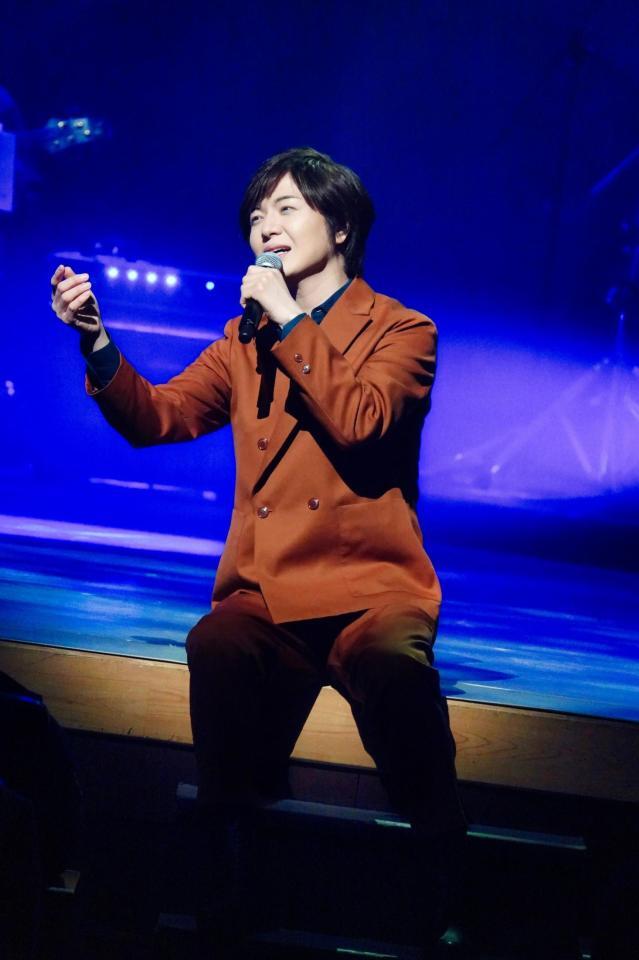 　熱唱する竹島宏