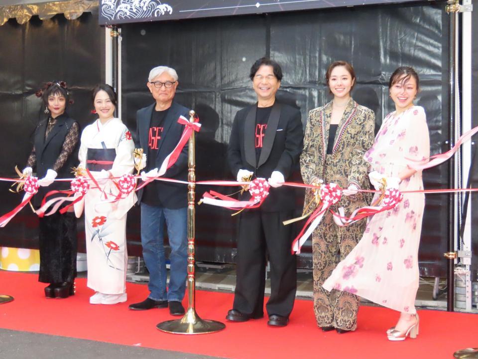 　オープニングセレモニーでテープカットを行う（左から）ＭＡＡＫＩＩＩ、林田麻里、堤幸彦監督、中村正人、唐田えりか、広山詞葉