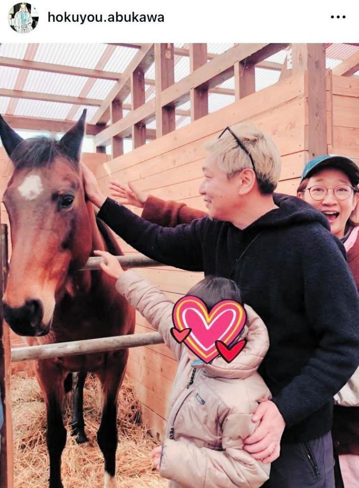 夫と息子と。虻川のインスタグラム＠ｈｏｋｕｙｏｕ．ａｂｕｋａｗａ（２４年１月）より