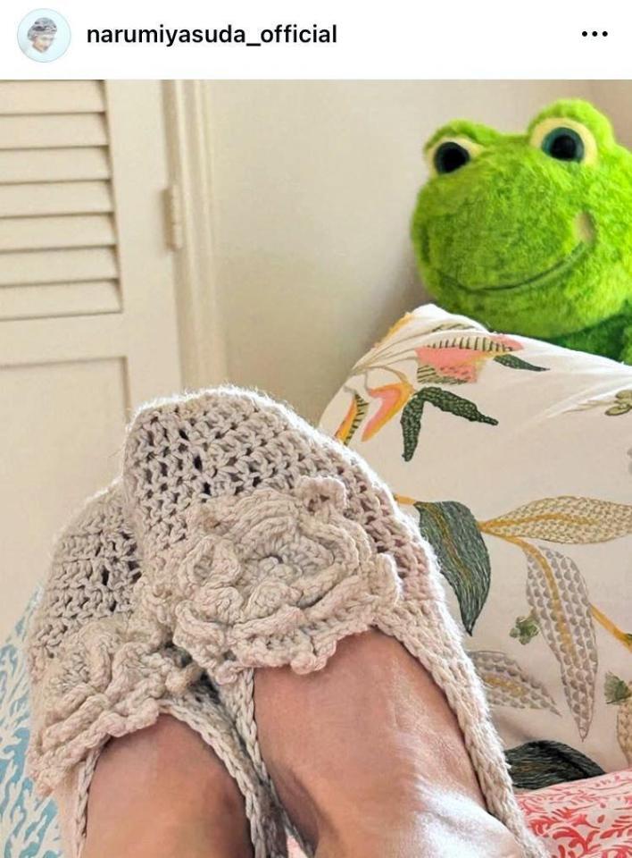 ルームシューズも手編み。安田成美のインスタグラム＠ｎａｒｕｍｉｙａｓｕｄａ＿ｏｆｆｉｃｉａｌより