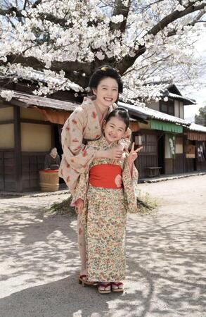 　高石あかり（左）と少女期を演じる福地美晴