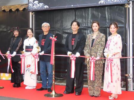 　オープニングセレモニーでテープカットを行う（左から）ＭＡＡＫＩＩＩ、林田麻里、堤幸彦監督、中村正人、唐田えりか、広山詞葉