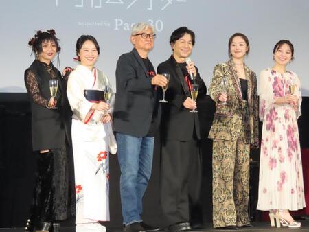 　オープニングセレモニーで乾杯をする（左から）ＭＡＡＫＩＩＩ、林田麻里、堤幸彦監督、中村正人、唐田えりか、広山詞葉