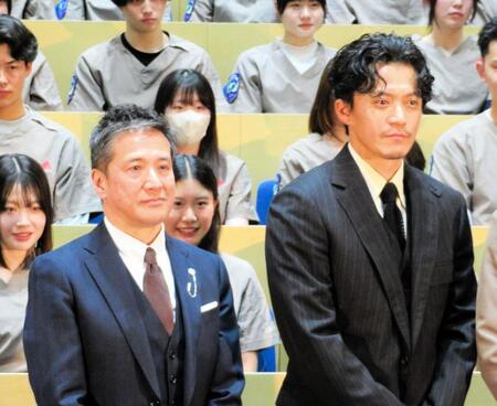 　小栗旬（右）と、小栗が映画で演じた役のモデルとなった阿南英明氏