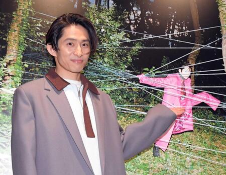 　写真展をＰＲする三宅健（撮影・佐藤厚）