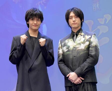 　ファイティングポーズの佐野晶哉（左）と増田俊樹（撮影・佐藤厚）