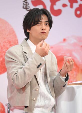 　「丸亀うどーなつ」を頬張る高橋海人（撮影・伊藤笙子）