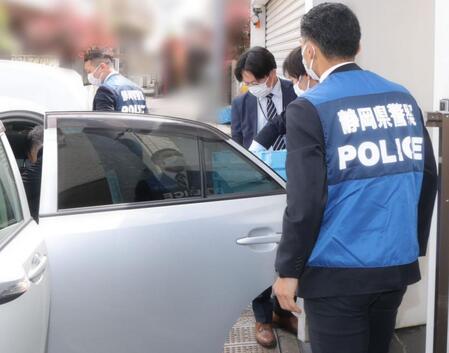 広末涼子容疑者の自宅から荷物を車に運び込む捜査員（撮影・吉澤敬太）（写真を一部加工しています）