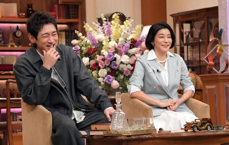 　「プラチナファミリー」でＭＣを務める小泉孝太郎（左）と高嶋ちさ子（右）＝撮影・佐藤厚