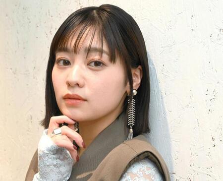 　カメラに向かって視線を送る吉柳咲良（撮影・高部洋祐）