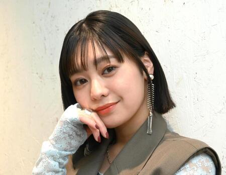 　カメラに向かって視線を送る吉柳咲良（撮影・高部洋祐）