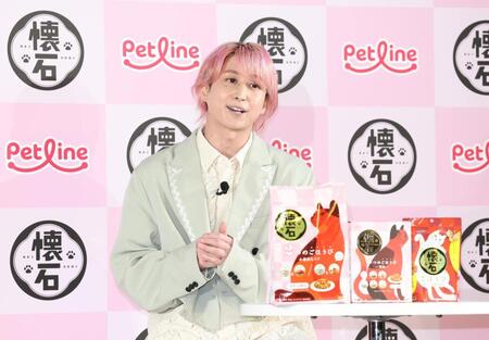 　猫との生活について話す佐久間大介（撮影・佐々木彰尚）