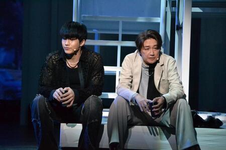 　ミュージカル「ドリームハイ」のゲネプロに登場した近藤真彦（右）とＪＩＮＪＩＮ