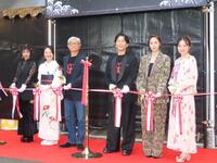 　オープニングセレモニーでテープカットを行う（左から）ＭＡＡＫＩＩＩ、林田麻里、堤幸彦監督、中村正人、唐田えりか、広山詞葉