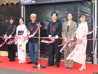 　オープニングセレモニーでテープカットを行う（左から）ＭＡＡＫＩＩＩ、林田麻里、堤幸彦監督、中村正人、唐田えりか、広山詞葉