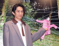 　写真展をＰＲする三宅健（撮影・佐藤厚）