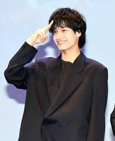 　ポーズを取る佐野晶哉（撮影・佐藤厚）