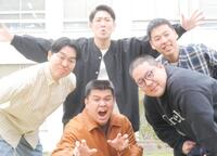 　全国ツアーを開催する「ジェネレーソンズ」の（左から時計回りに）かみちぃ、青山フォール勝ち、岸健之助、和田まんじゅう、アタック西本