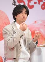 　「丸亀うどーなつ」を頬張る高橋海人（撮影・伊藤笙子）