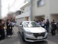 広末涼子容疑者の自宅から荷物を運び出し車で出る捜査員たち（撮影・吉澤敬太）（写真を一部加工しています）