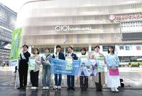 　街頭で募金活動を行う西川きよし（中央）＝撮影・高部洋祐