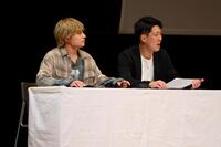 　ジェネレーソンズの公演にゲスト出演したＧＥＮＥＲＡＴＩＯＮＳの白濱亜嵐（左）