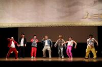 　ジェネレーソンズの公演にゲスト出演し、メンバーとともに最後までボケまくるＧＥＮＥＲＡＴＩＯＮＳの中務裕太（中央左）と白濱亜嵐（同右）