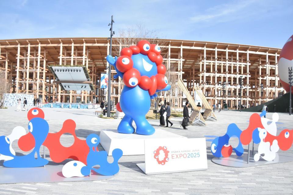 　来場者を出迎えるミャクミャクのオブジェ