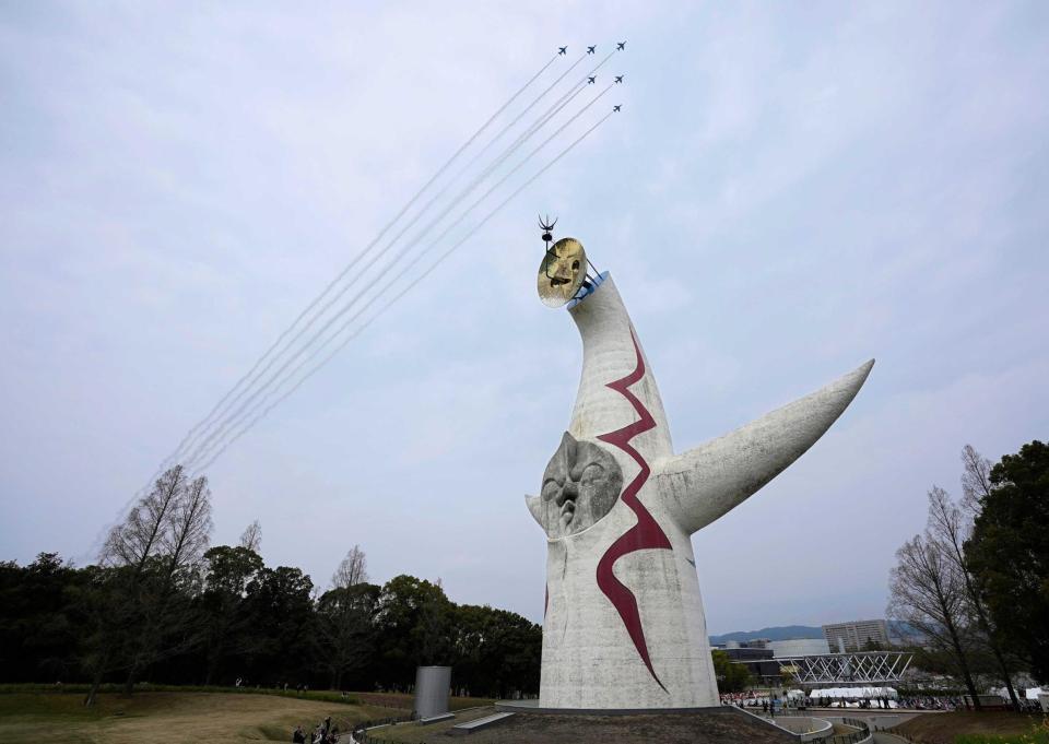 　１９７０年大阪万博のシンボル「太陽の塔」の上空を予行飛行するブルーインパルス