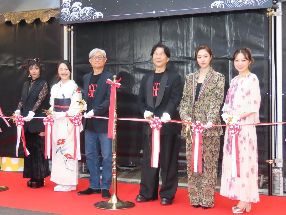 　オープニングセレモニーでテープカットを行う（左から）ＭＡＡＫＩＩＩ、林田麻里、堤幸彦監督、中村正人、唐田えりか、広山詞葉
