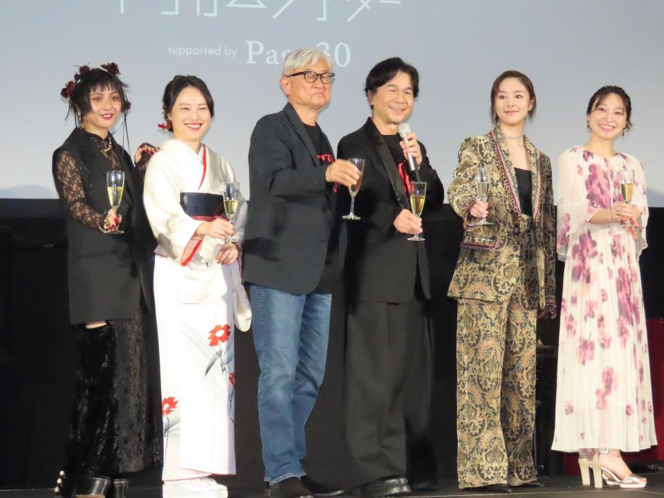 　オープニングセレモニーで乾杯をする（左から）ＭＡＡＫＩＩＩ、林田麻里、堤幸彦監督、中村正人、唐田えりか、広山詞葉