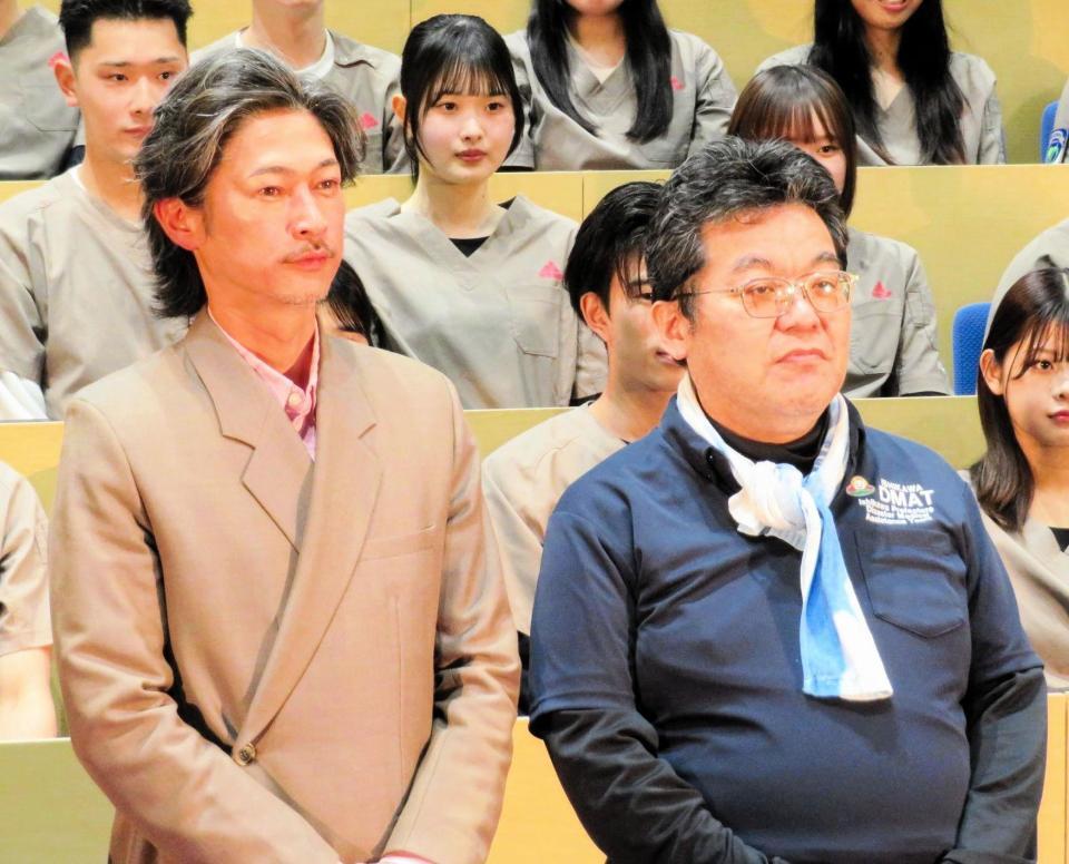 　窪塚洋介（左）と、窪塚が劇中で演じた役のモデルになった近藤久禎氏