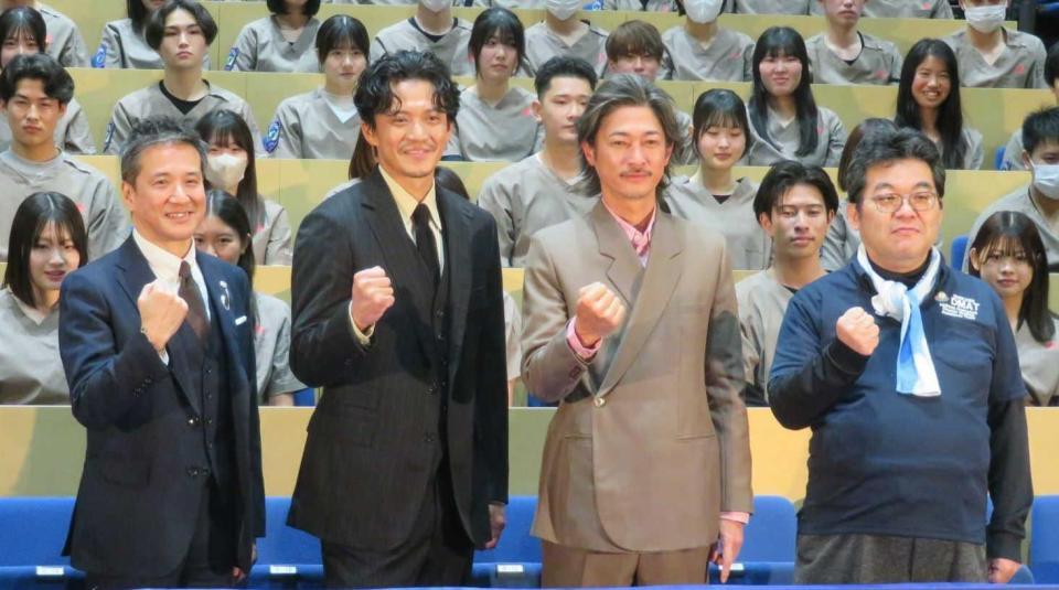 　（左から）阿南英明氏、小栗旬、窪塚洋介、近藤久禎氏