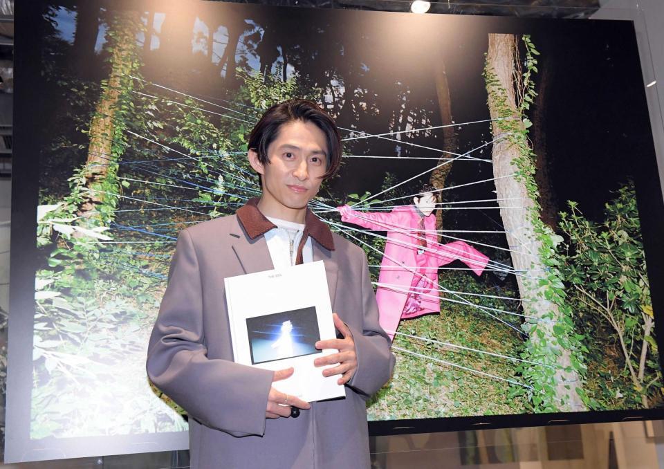 　写真展をＰＲする三宅健（撮影・佐藤厚）