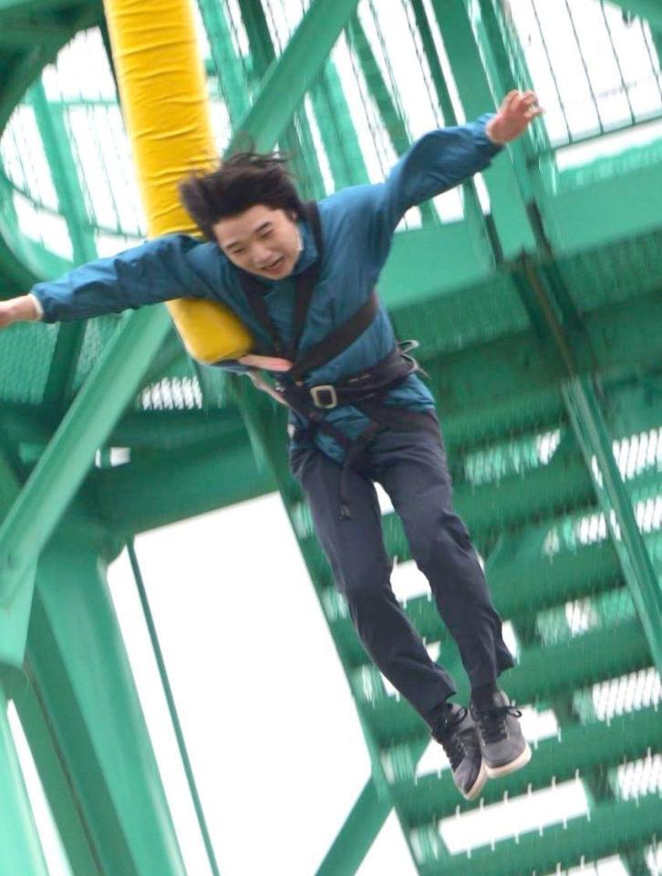 　バンジージャンプに挑戦する小山雄大