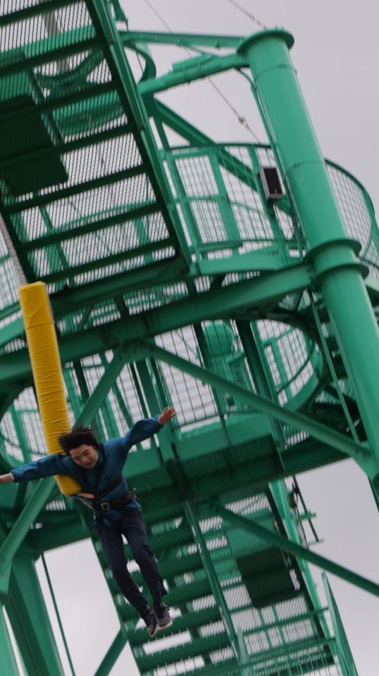 　デビュー１周年を迎えバンジージャンプに挑戦した小山雄大