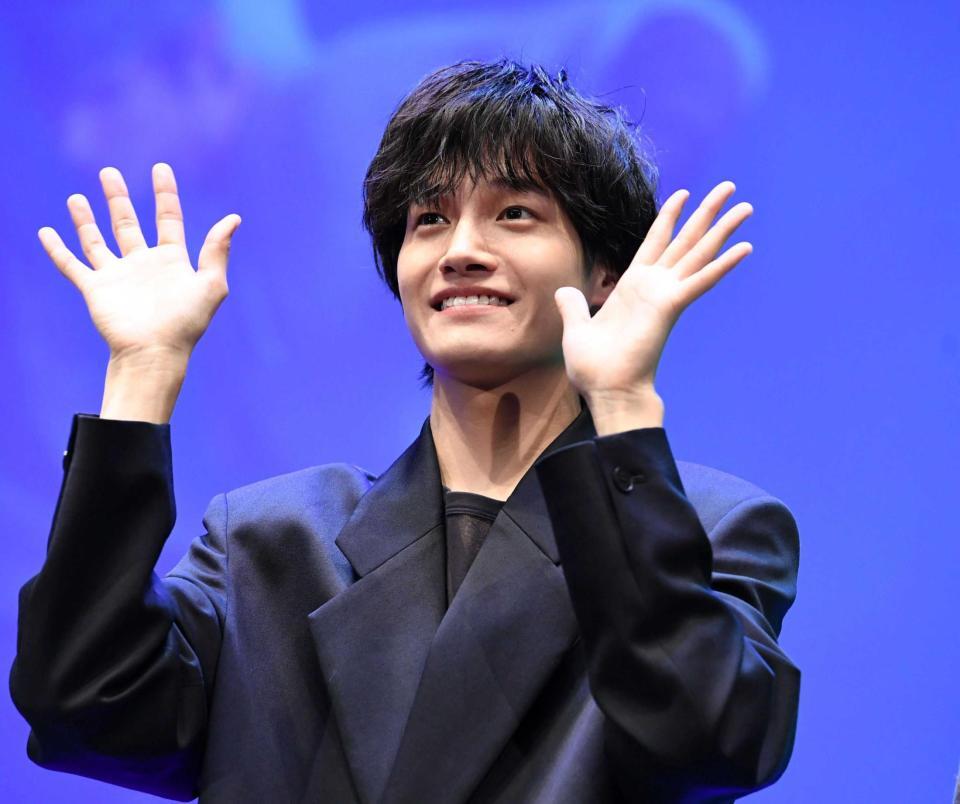 　ポーズを決める佐野晶哉（撮影・佐藤厚）