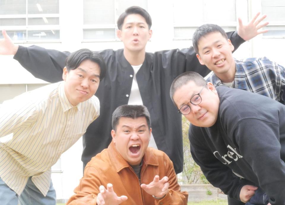 　全国ツアーを開催する「ジェネレーソンズ」の（左から時計回りに）かみちぃ、青山フォール勝ち、岸健之助、和田まんじゅう、アタック西本