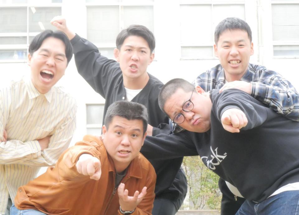 　全国ツアーを開催する「ジェネレーソンズ」の（左から時計回りに）かみちぃ、青山フォール勝ち、岸健之助、和田まんじゅう、アタック西本