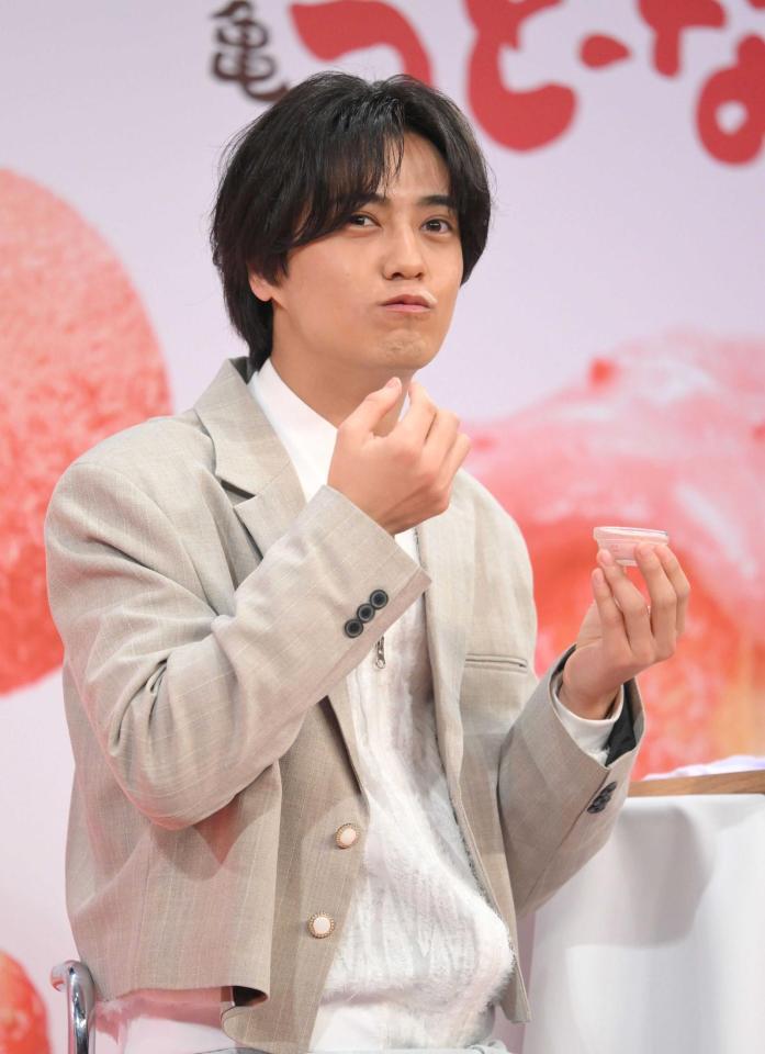 　「丸亀うどーなつ」を頬張る高橋海人（撮影・伊藤笙子）