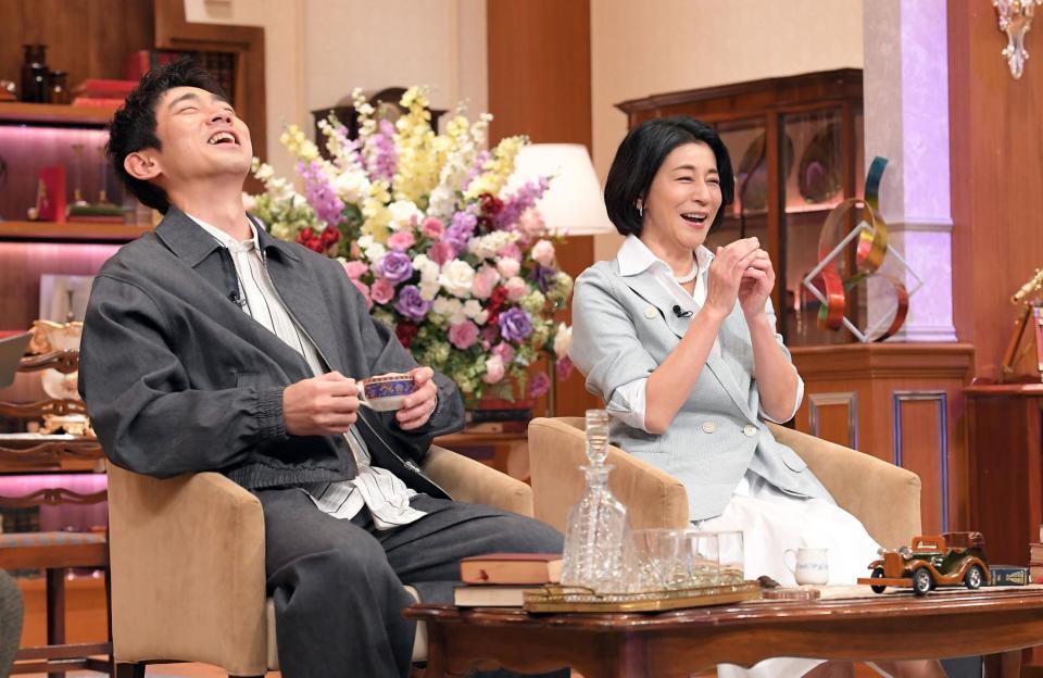 　「プラチナファミリー」でＭＣを務める小泉孝太郎（左）と高嶋ちさ子（右）＝撮影・佐藤厚