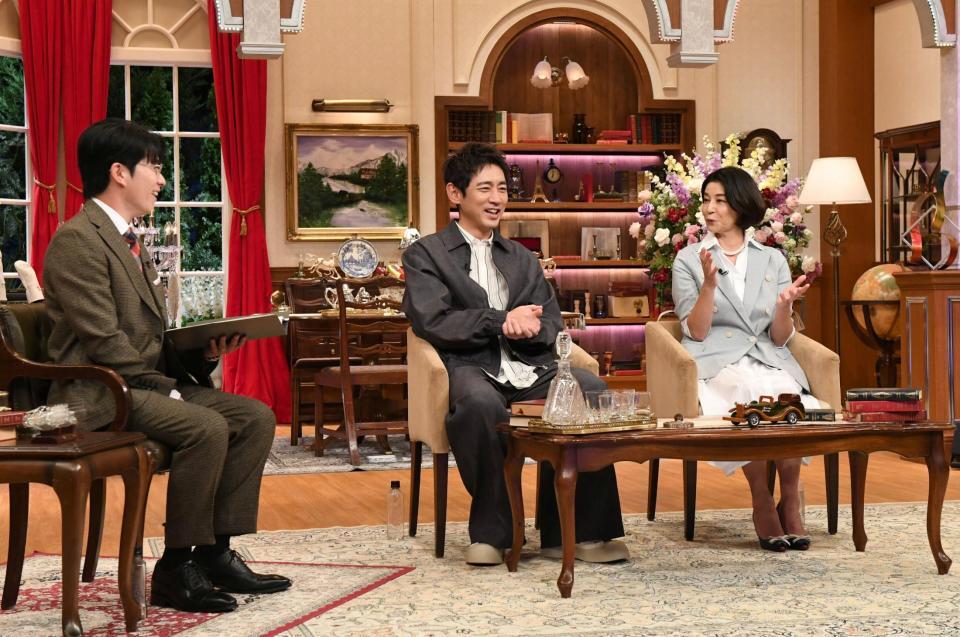 　「プラチナファミリー」でＭＣを務める小泉孝太郎（中）と高嶋ちさ子（右）。左は進行の藤森慎吾＝撮影・佐藤厚