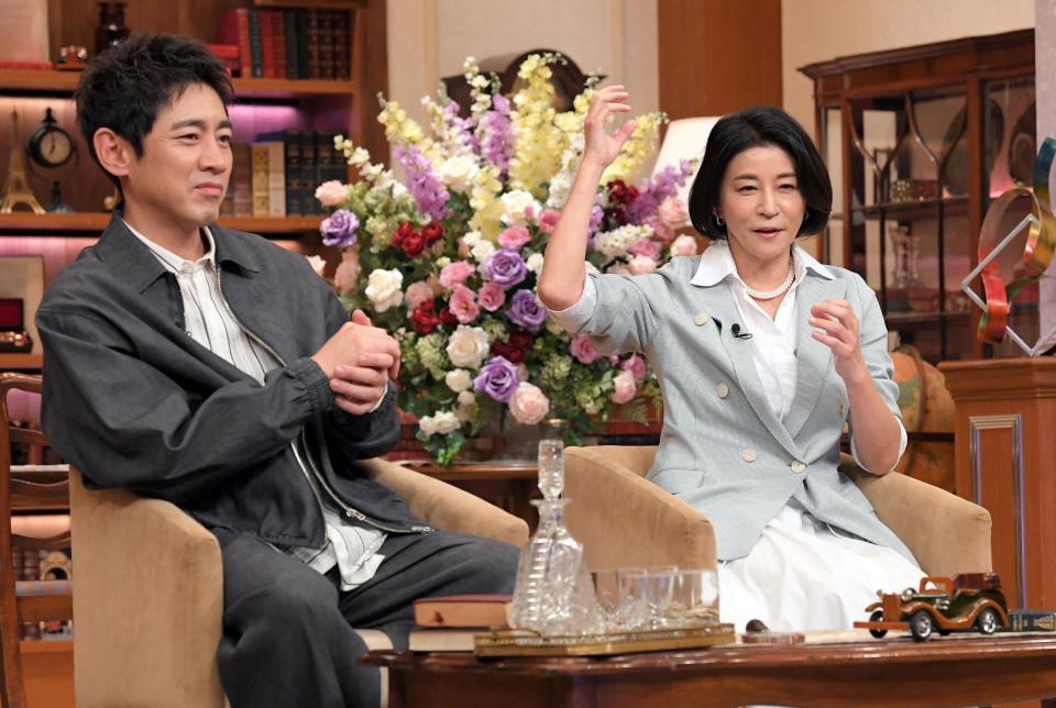 　「プラチナファミリー」でＭＣを務める小泉孝太郎（左）と高嶋ちさ子（右）＝撮影・佐藤厚