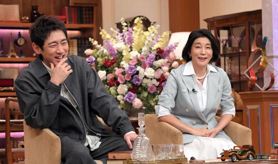 　「プラチナファミリー」でＭＣを務める小泉孝太郎（左）と高嶋ちさ子（右）＝撮影・佐藤厚