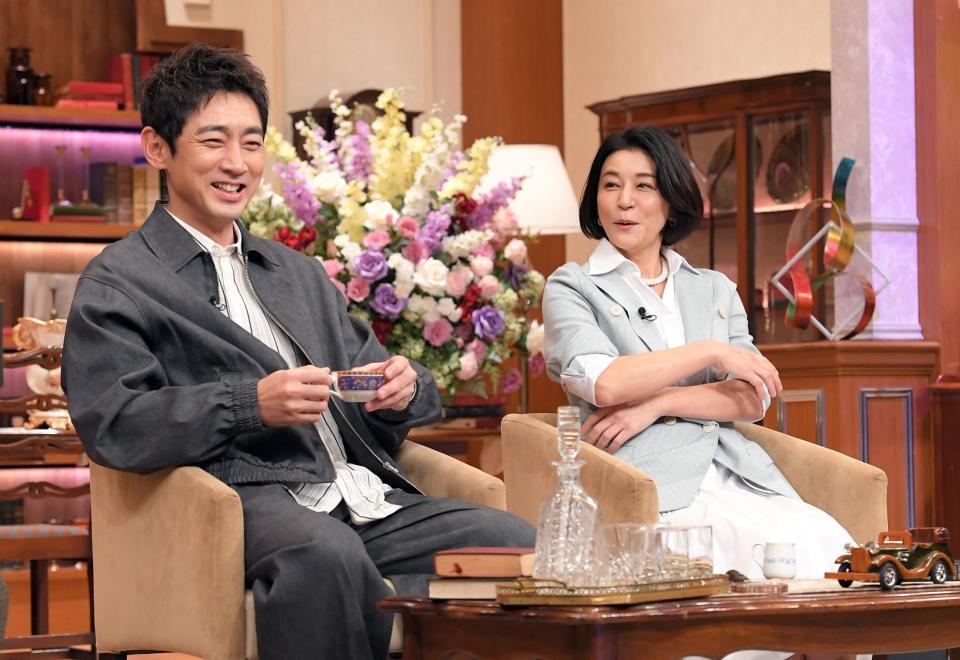　「プラチナファミリー」でＭＣを務める小泉孝太郎（左）と高嶋ちさ子（右）＝撮影・佐藤厚